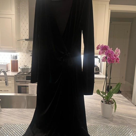 COPY - Iconic Halston 🥂black velvet🥂 midi wrap 🥂holiday dress size large 🥂perfe… - Picture 9 of 17